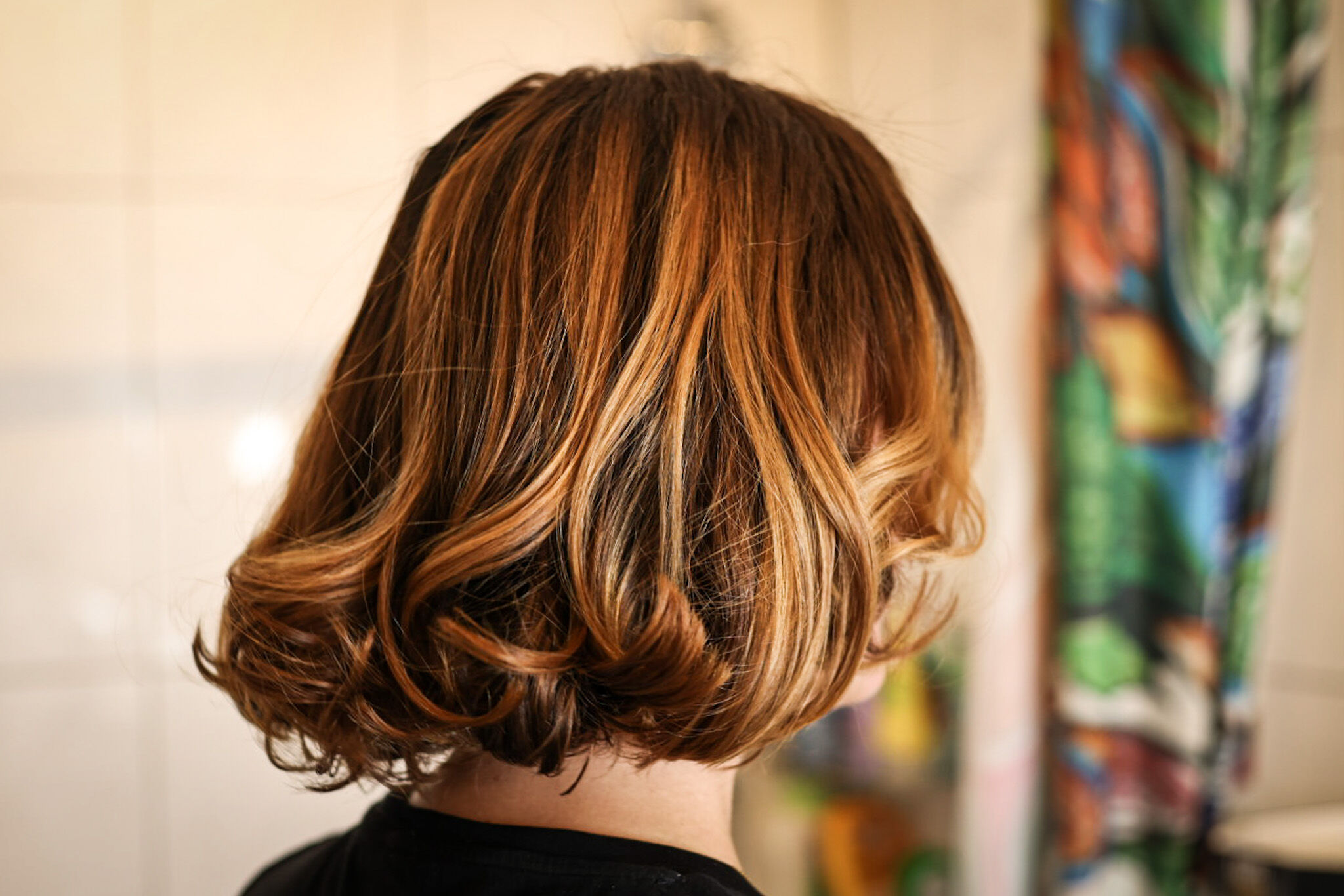 Man sieht Locken mit dem Shark FlexStyle. 